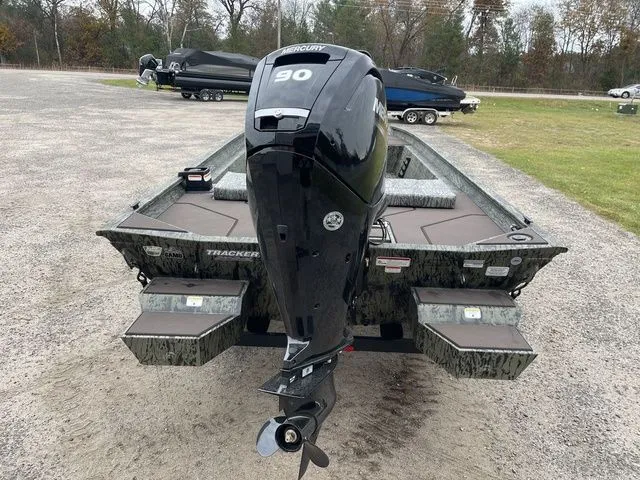 Slide: The Image of Tracker Grizzly 1860 CC 2026 - 6