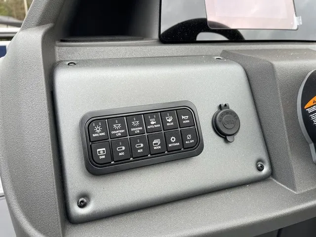 Slide: The Image of Sun Tracker SportFish 22 XP3 2026 - 22