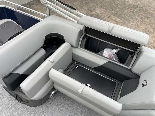 Slide: The Image of Sun Tracker SportFish 22 XP3 2026 - 25