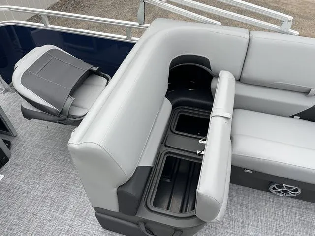 Slide: The Image of Sun Tracker SportFish 22 XP3 2026 - 27