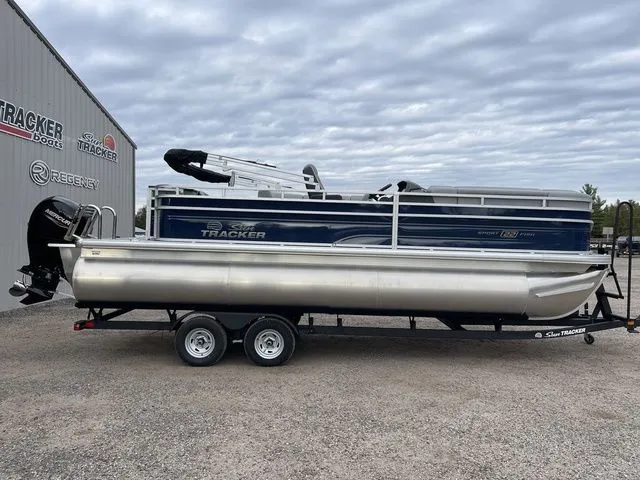 Slide: The Image of Sun Tracker SportFish 22 XP3 2026 - 8