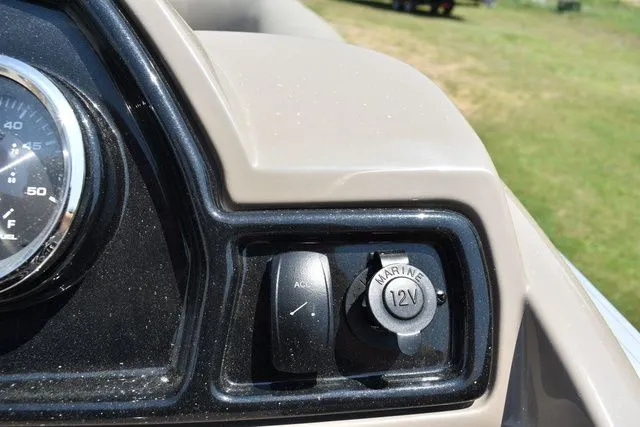 Slide: The Image of Ranger 200C 2025 - 17