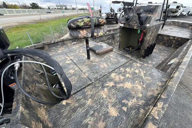 Slide: The Image of Crestliner Retriever 2025 - 10