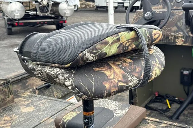 Slide: The Image of Crestliner Retriever 2025 - 12