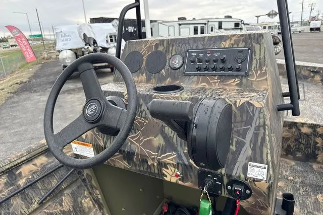 Slide: The Image of Crestliner Retriever 2025 - 13