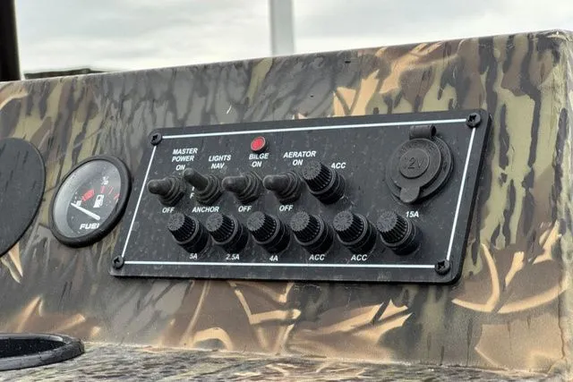 Slide: The Image of Crestliner Retriever 2025 - 14