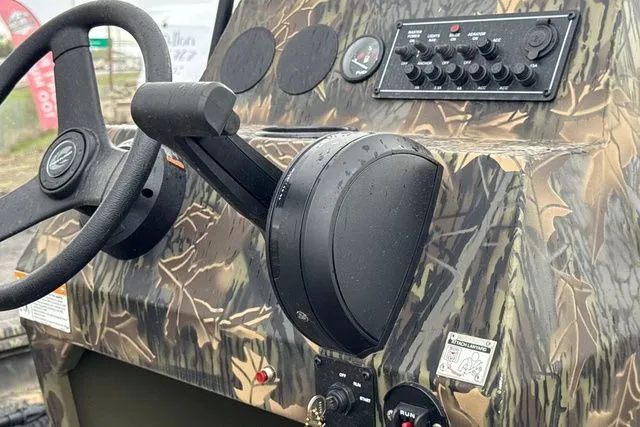 Slide: The Image of Crestliner Retriever 2025 - 15