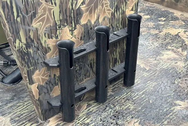 Slide: The Image of Crestliner Retriever 2025 - 16