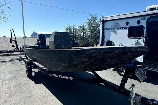 Slide: The Image of Crestliner Retriever 2025 - 17