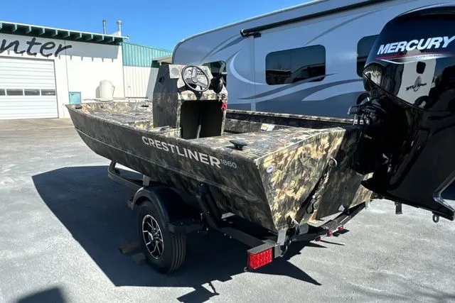 Slide: The Image of Crestliner Retriever 2025 - 19