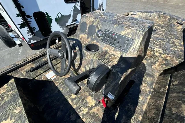 Slide: The Image of Crestliner Retriever 2025 - 22