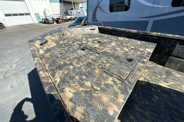 Slide: The Image of Crestliner Retriever 2025 - 25