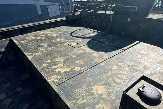 Slide: The Image of Crestliner Retriever 2025 - 29