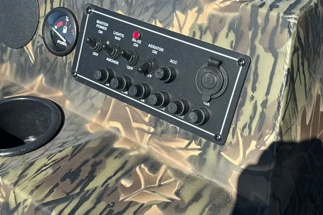 Slide: The Image of Crestliner Retriever 2025 - 30