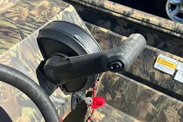 Slide: The Image of Crestliner Retriever 2025 - 31