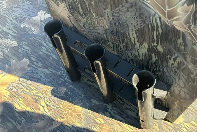 Slide: The Image of Crestliner Retriever 2025 - 32