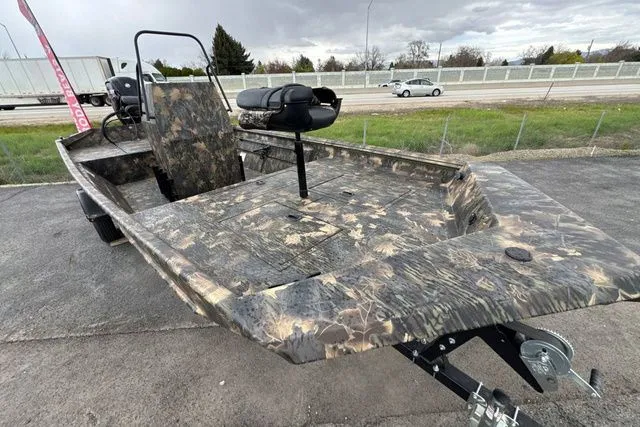 Slide: The Image of Crestliner Retriever 2025 - 6