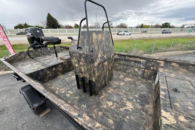 Slide: The Image of Crestliner Retriever 2025 - 8