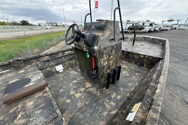 Slide: The Image of Crestliner Retriever 2025 - 9