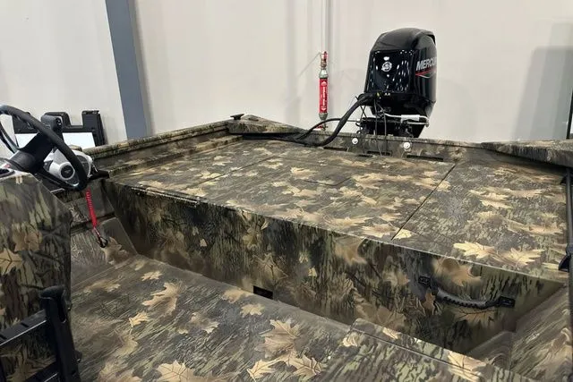 Slide: The Image of Crestliner Retriever 2026 - 10