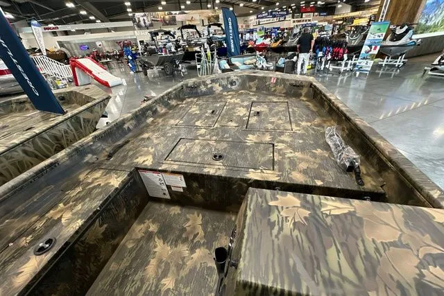 Slide: The Image of Crestliner Retriever 2026 - 12