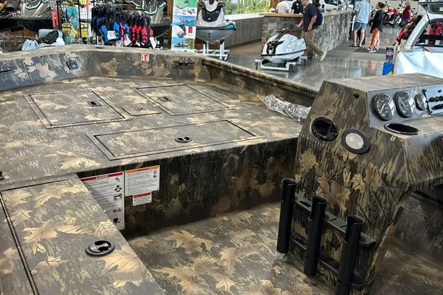 Slide: The Image of Crestliner Retriever 2026 - 14