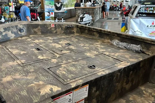 Slide: The Image of Crestliner Retriever 2026 - 15