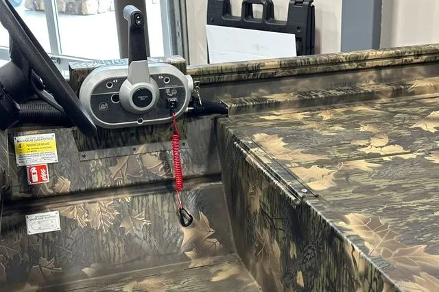 Slide: The Image of Crestliner Retriever 2026 - 16