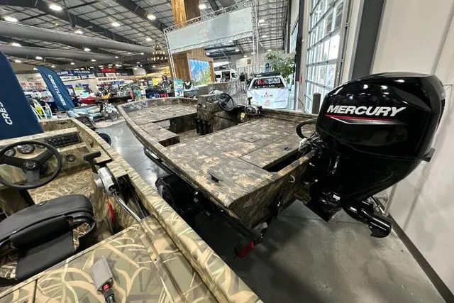 Slide: The Image of Crestliner Retriever 2026 - 4