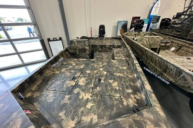 Slide: The Image of Crestliner Retriever 2026 - 8