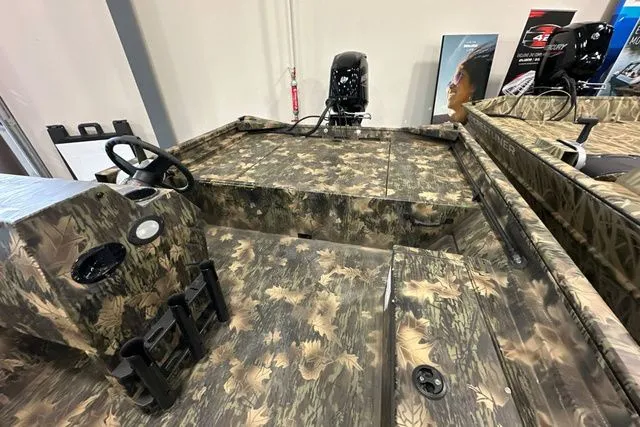 Slide: The Image of Crestliner Retriever 2026 - 9