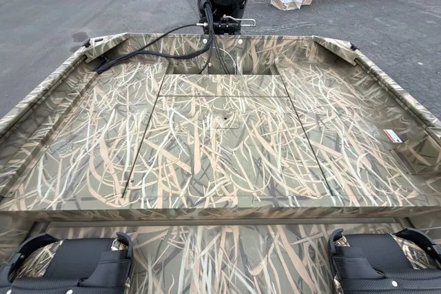 Slide: The Image of Crestliner Retriever 2026 - 10