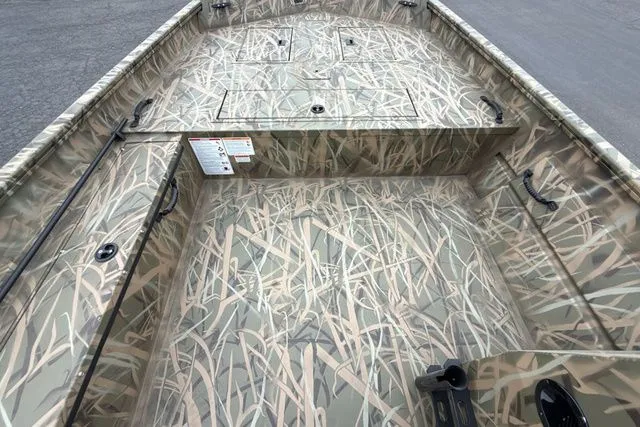 Slide: The Image of Crestliner Retriever 2026 - 13