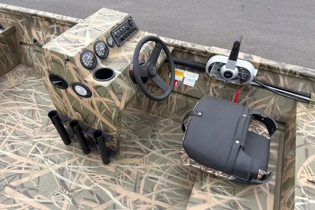 Slide: The Image of Crestliner Retriever 2026 - 14