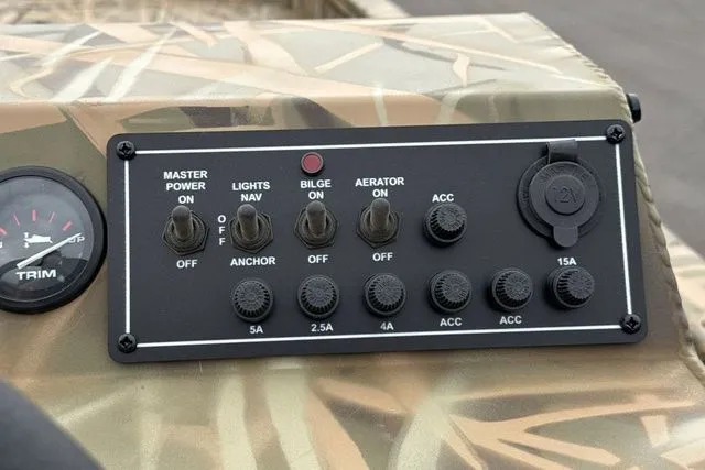 Slide: The Image of Crestliner Retriever 2026 - 19