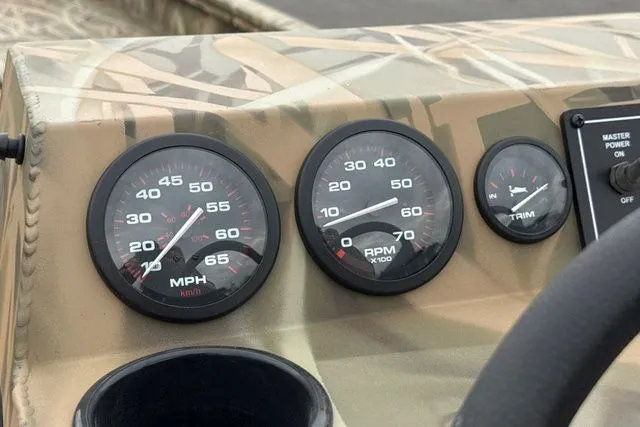 Slide: The Image of Crestliner Retriever 2026 - 20