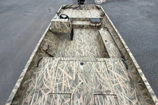 Slide: The Image of Crestliner Retriever 2026 - 8