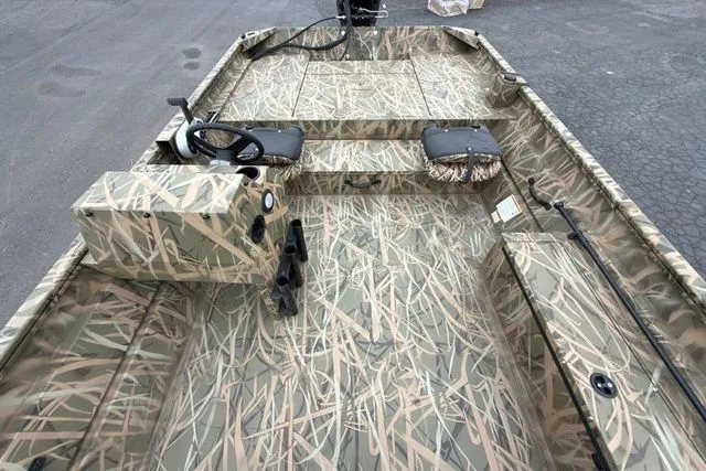 Slide: The Image of Crestliner Retriever 2026 - 9