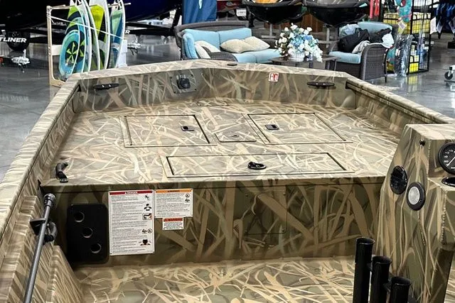 Slide: The Image of Crestliner Retriever 2026 - 12