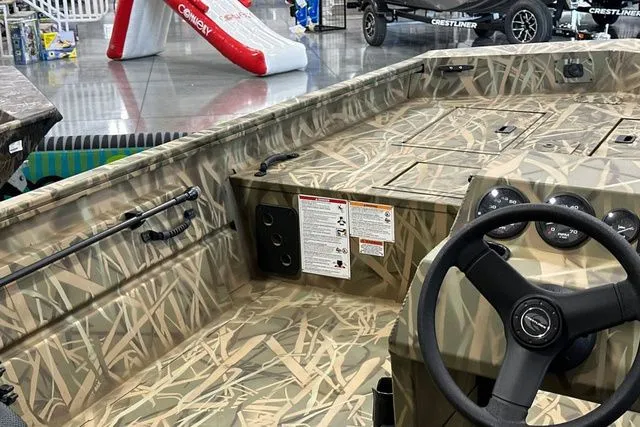 Slide: The Image of Crestliner Retriever 2026 - 13