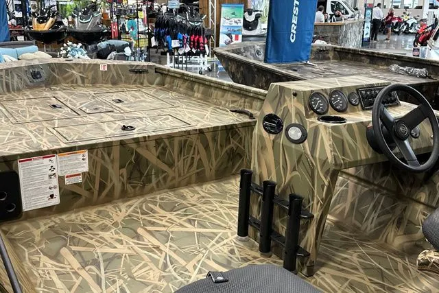 Slide: The Image of Crestliner Retriever 2026 - 14