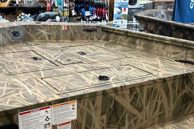 Slide: The Image of Crestliner Retriever 2026 - 15