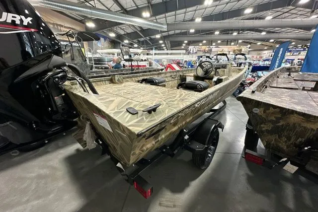 Slide: The Image of Crestliner Retriever 2026 - 18