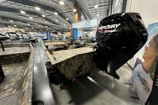 Slide: The Image of Crestliner Retriever 2026 - 4