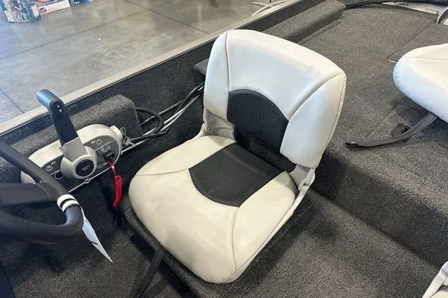 Slide: The Image of Crestliner Storm 2026 - 15