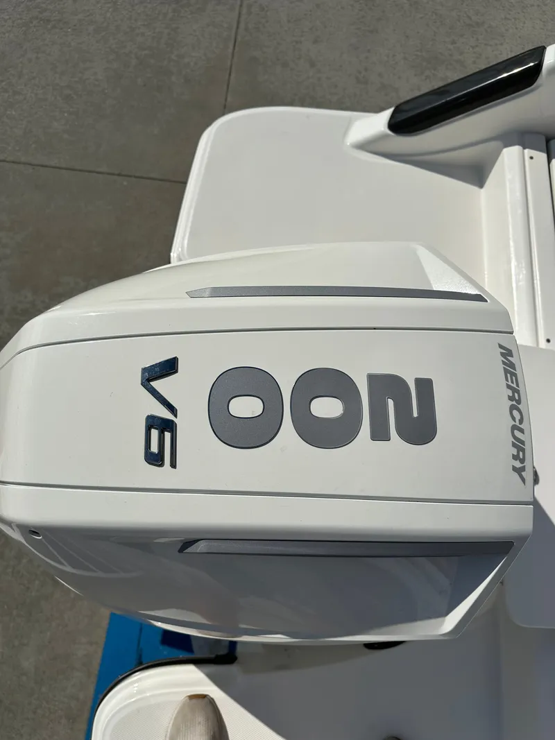 Slide: The Image of Bayliner Trophy 22CC 2026 - 11