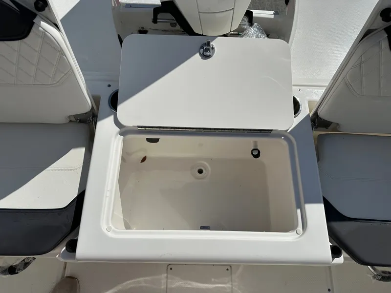 Slide: The Image of Bayliner Trophy 22CC 2026 - 16