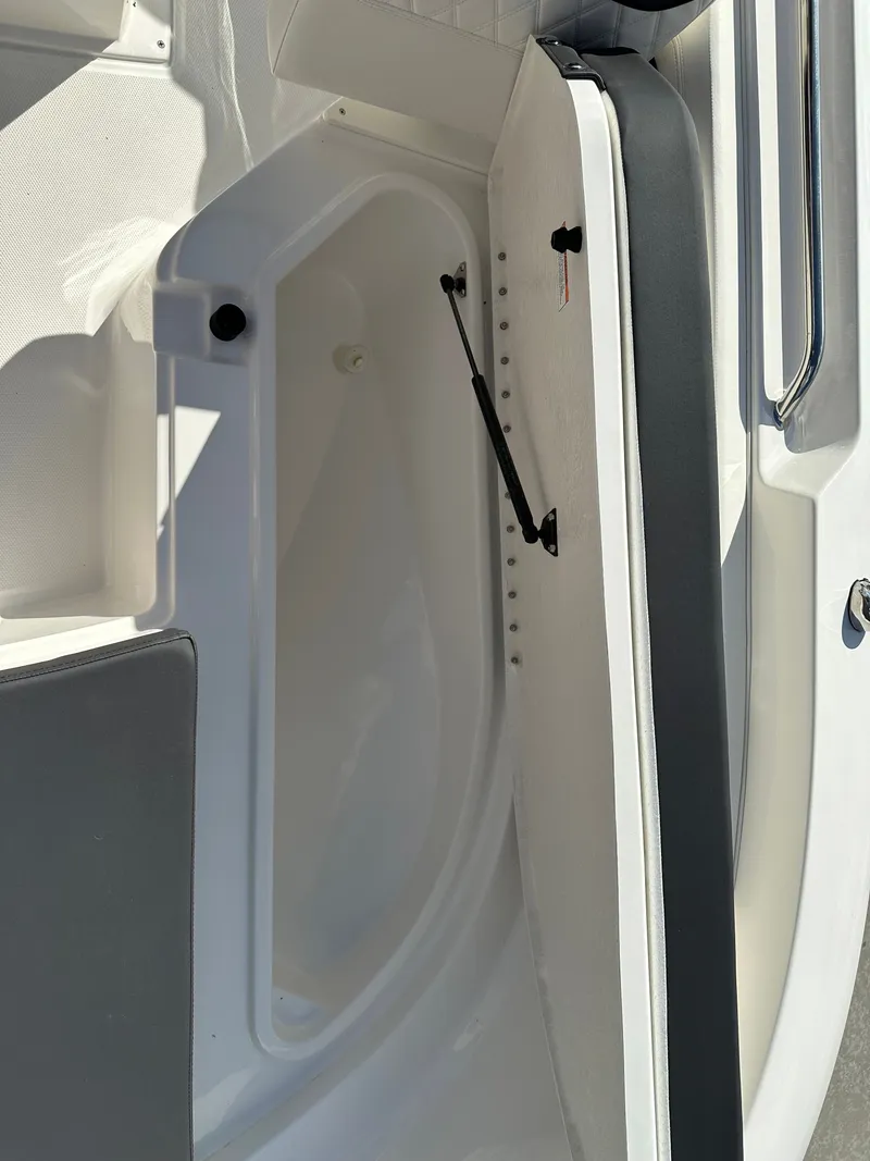 Slide: The Image of Bayliner Trophy 22CC 2026 - 35