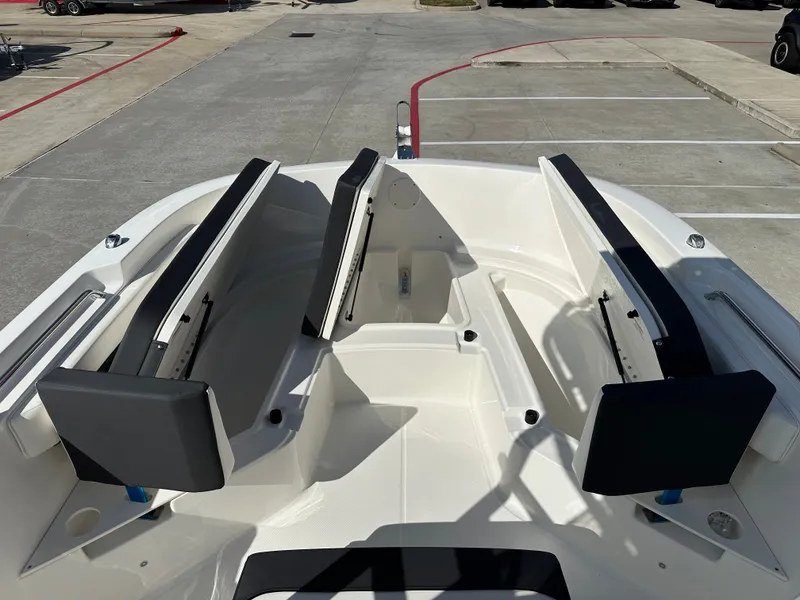 Slide: The Image of Bayliner Trophy 22CC 2026 - 37