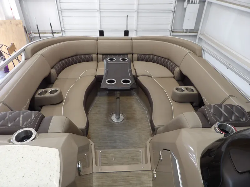 Slide: The Image of Bennington 24 BOWRIDER FASTBACK 2020 - 16